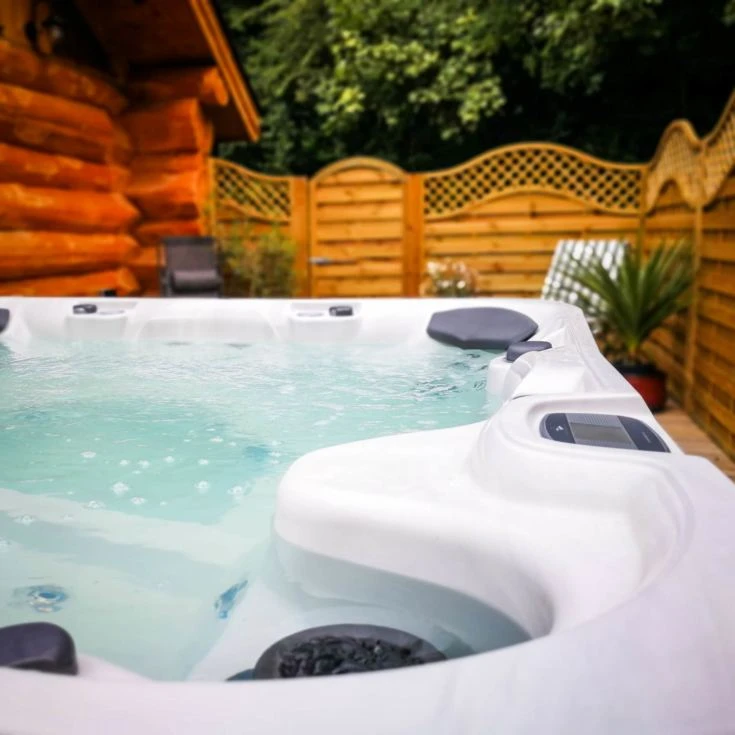 Two Night Stay In A Log Cabin At Badgers Wood, Hoo Zoo And Dinosaur World - Image 3